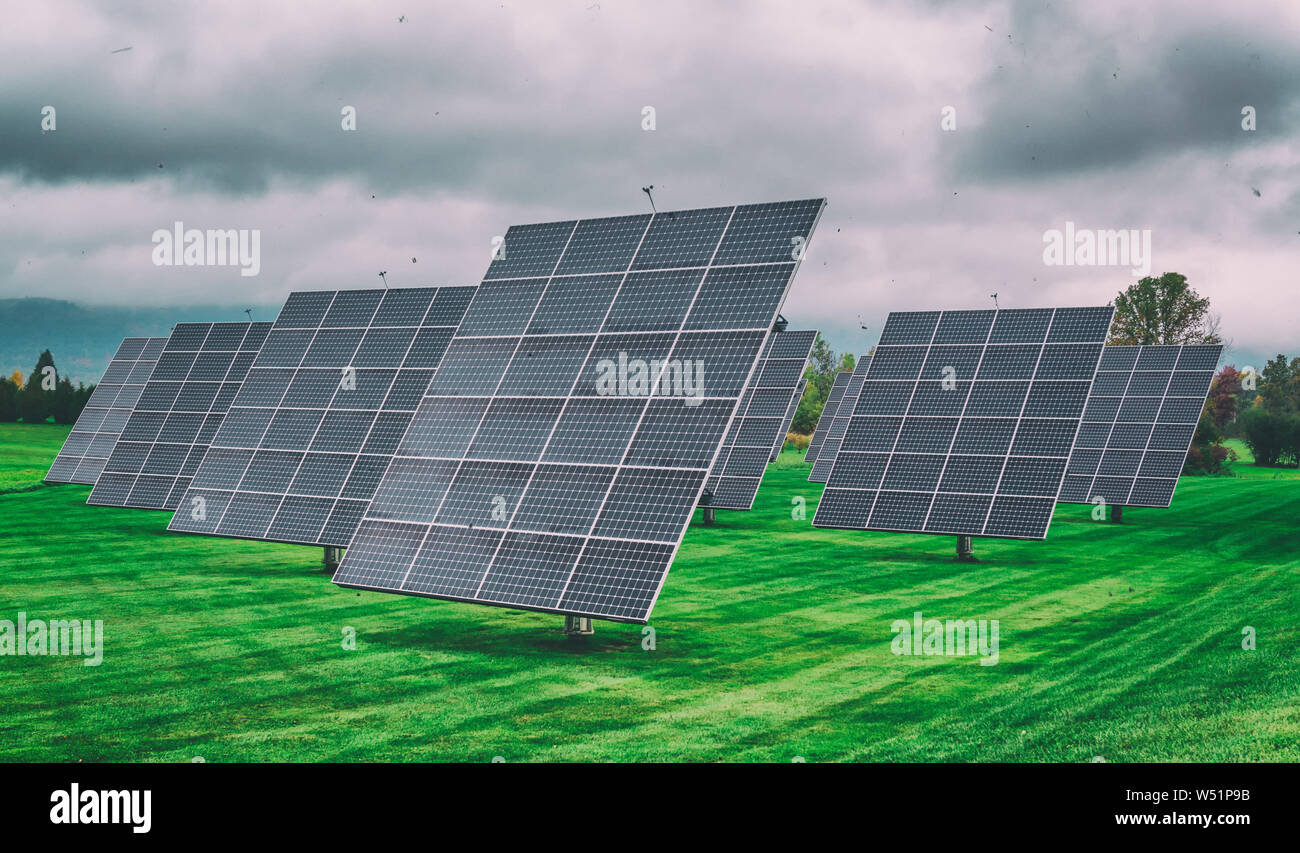 Rangée de panneaux solaires installés le long de campagne pré. Banque D'Images