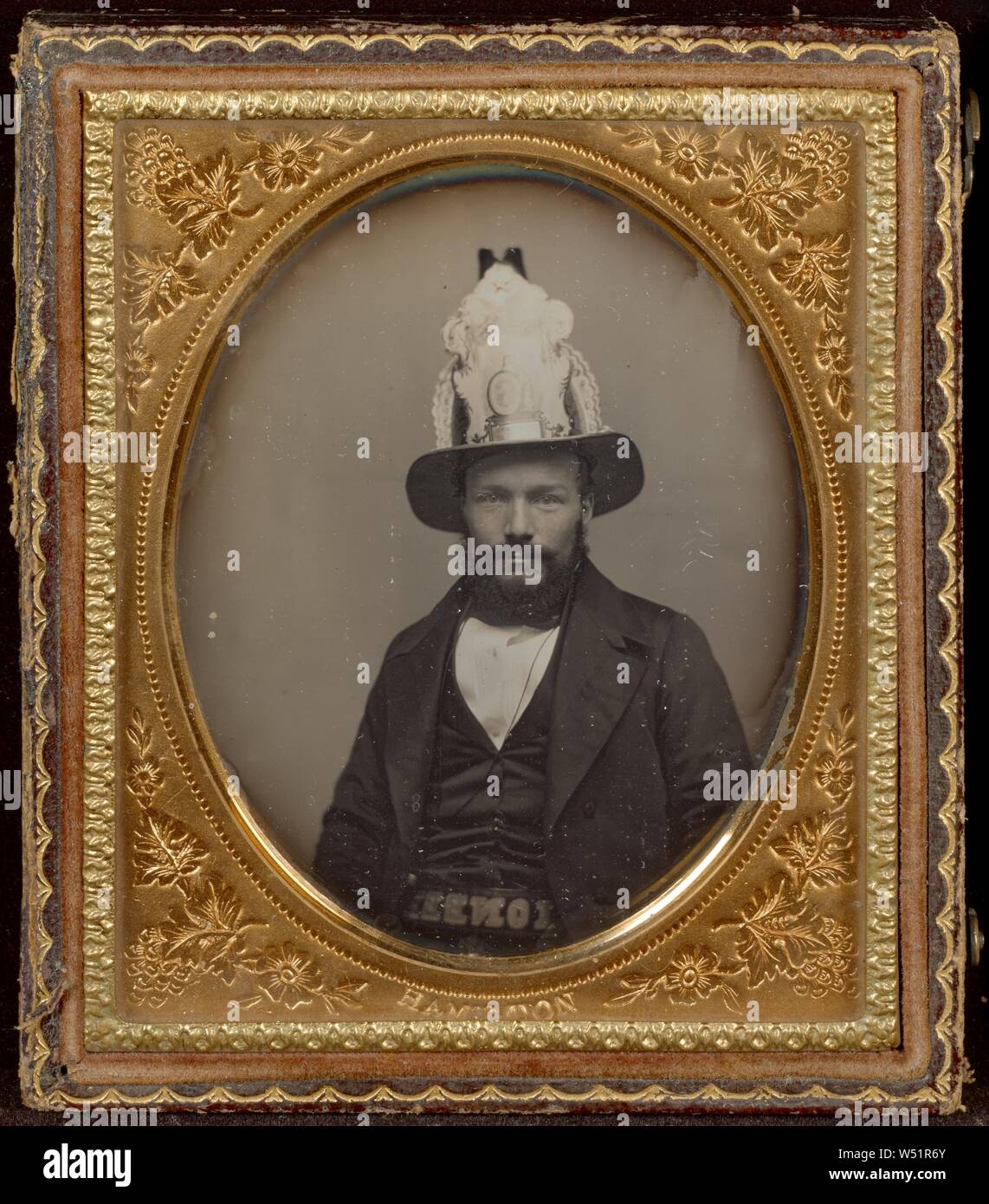 Portrait d'un homme barbu assis vêtu d'un casque, de décoration de haut, George D. Hamilton (États-Unis, Actif 1852 - 1865), environ 1854, daguerréotype, colorées à la main Banque D'Images