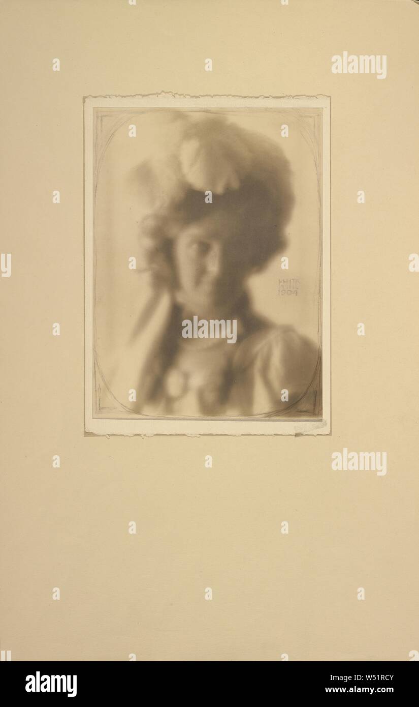 Portrait de femme en costume, Clarence H. White (Américain, 1871 - 1925), 1904, épreuve au platine, 23,8 × 17,8 cm (9 3/8 x 7 in Banque D'Images