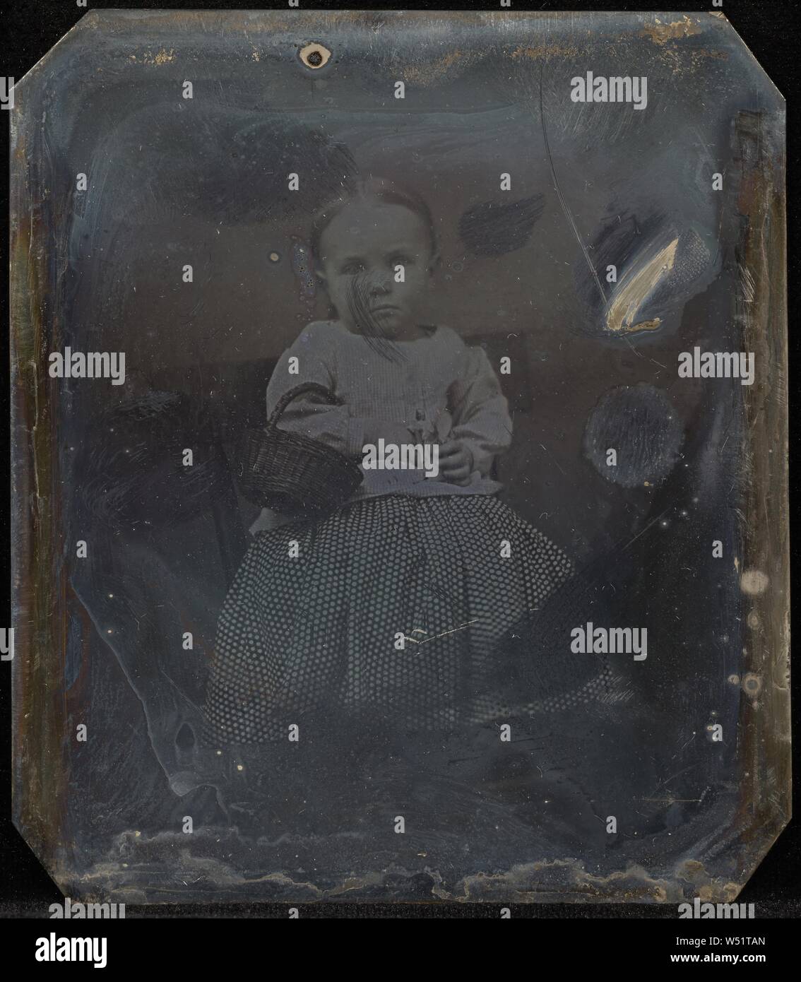 Portrait d'une petite fille avec panier, Jacob Byerly (américain, 1807 - 1883), vers 1855, daguerréotype, 8,1 × 6,8 cm (3 3/16 x 2 11/16 in Banque D'Images