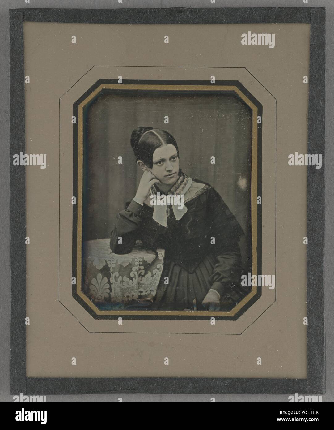 Portrait d'une femme assise à une table, pas de bouilloire, Allemand, 1845-1850, Daguerréotype Banque D'Images