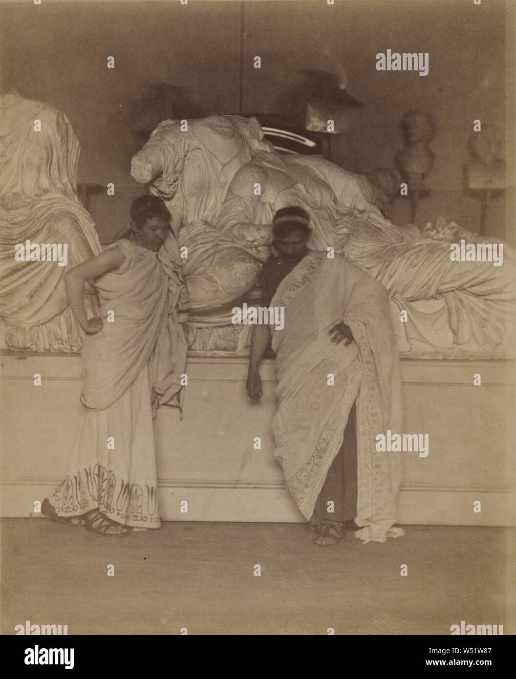 Deux garçons en costume grec avant qu'un plâtre des trois parques de les marbres d'Elgin, Thomas Eakins (américain, 1844 - 1916), 1882 - 1883, à l'albumine argentique, 11,9 x 9,5 cm (4 11/16 x 3 3/4 in Banque D'Images