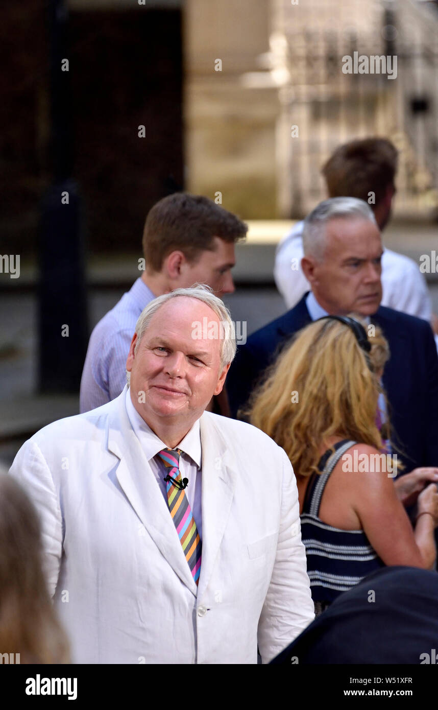 Adam Boulton - Sky News TV presenter - à Downing Street le jour Boris Johnson est devenu Premier Ministre, 24 juillet 2019 - BBC's Huw Edwards derrière Banque D'Images