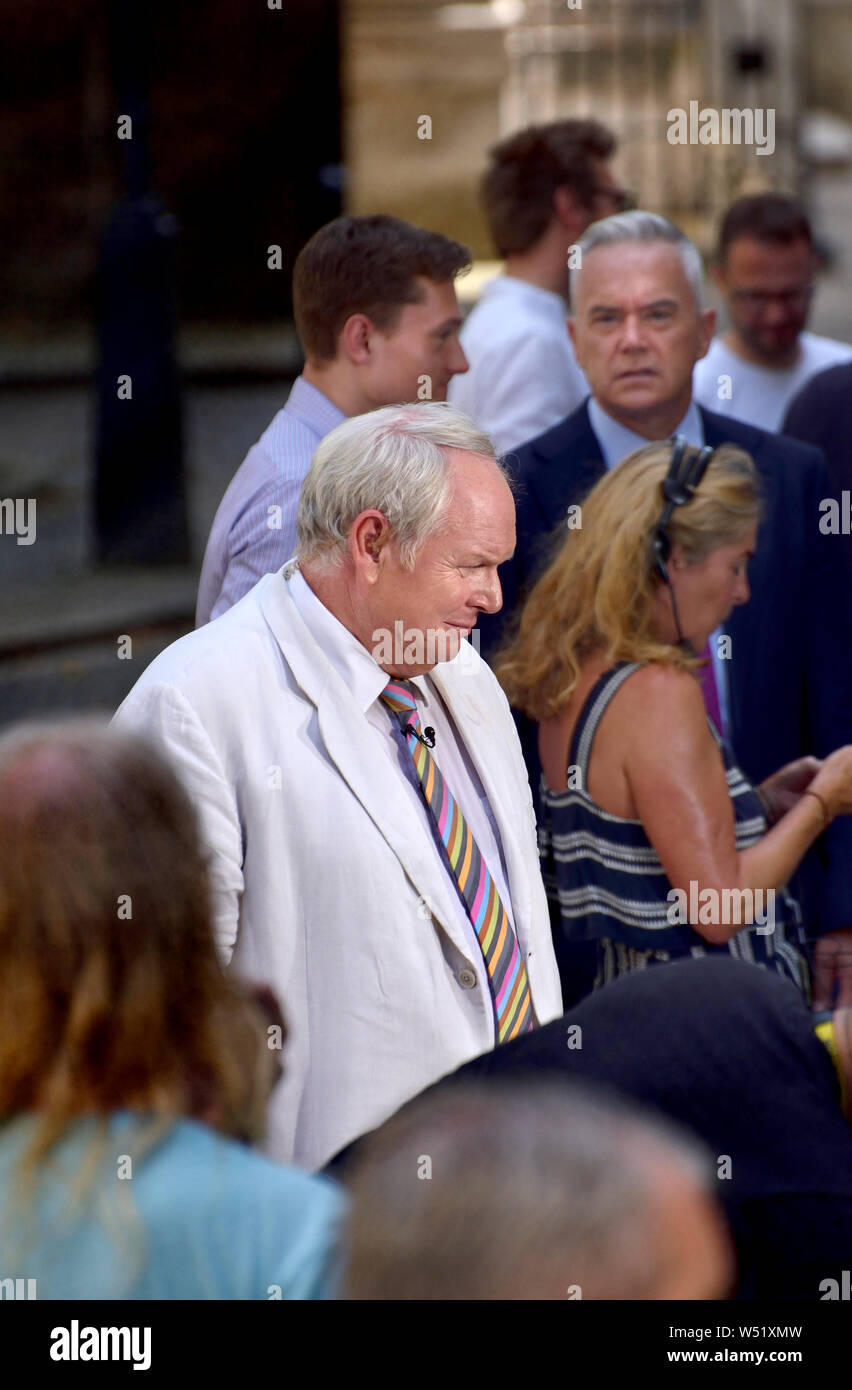 Adam Boulton - Sky News TV presenter - à Downing Street le jour Boris Johnson est devenu Premier Ministre, 24 juillet 2019 - BBC's Huw Edwards derrière Banque D'Images