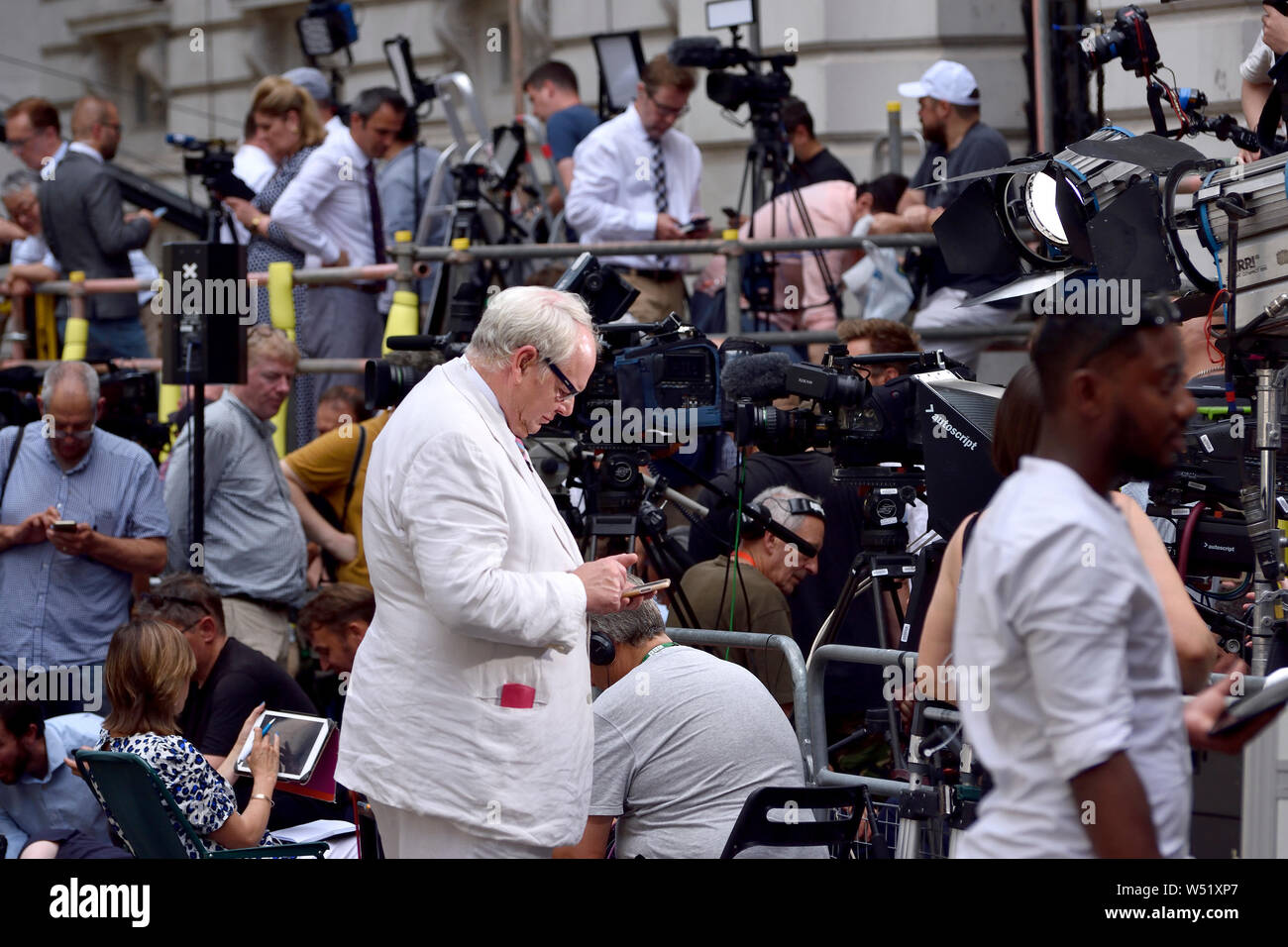 Adam Boulton - Sky News TV presenter - à Downing Street le jour Boris Johnson devient premier ministre, le 24 juillet 2019 Banque D'Images