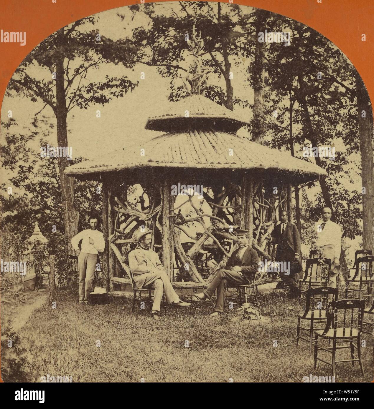 Groupe d'hommes, noir et blanc, à un belvédère (Saratoga Springs, NY), Baker & Record (États-Unis, actif 1870), Saratoga Springs, New York, United States, vers 1875, à l'albumine argentique Banque D'Images