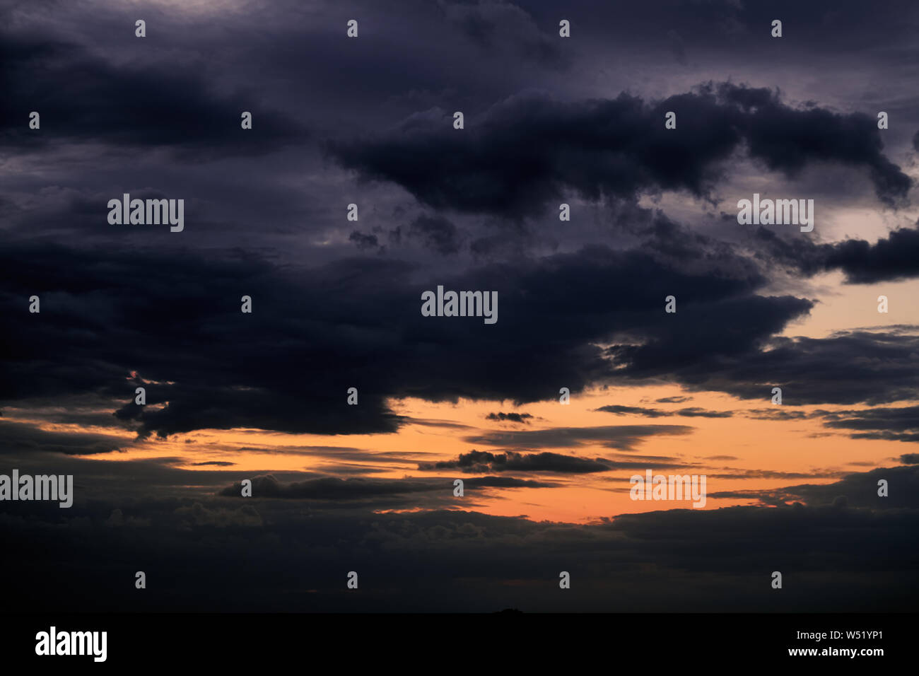 Magnifique Coucher De Soleil Ciel Sombre Avec Des Nuages Et De La Lumiere Du Soleil Photo Stock Alamy