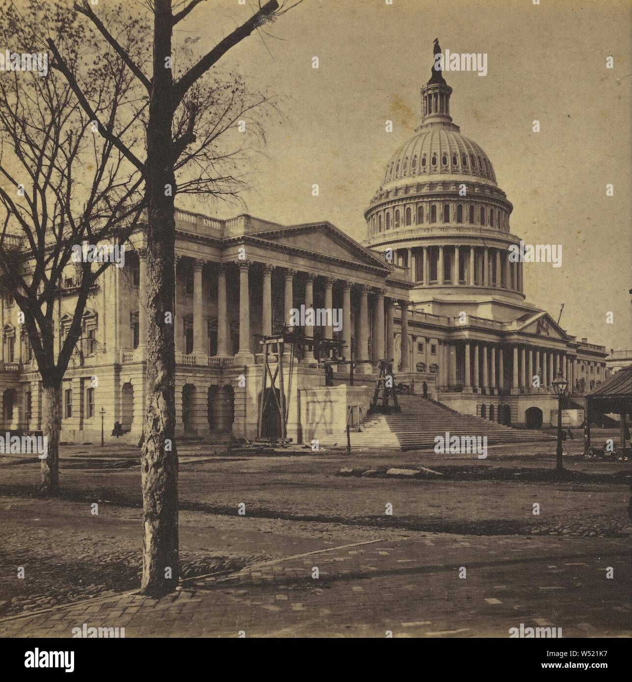 Front de l'Est du Capitole, fixant la dernière pierre, décembre 1867. Washington, D.C., Edward et Henry T. Anthony & Cie (American, 1862 - 1902), décembre 1867, à l'albumine argentique Banque D'Images