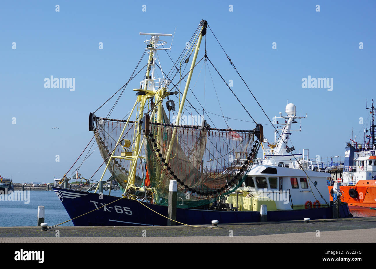 Bateau de pêche dans le port de Oudeschild sur l'île de Texel aux Pays-Bas.La Wadden mer des Wadden Banque D'Images