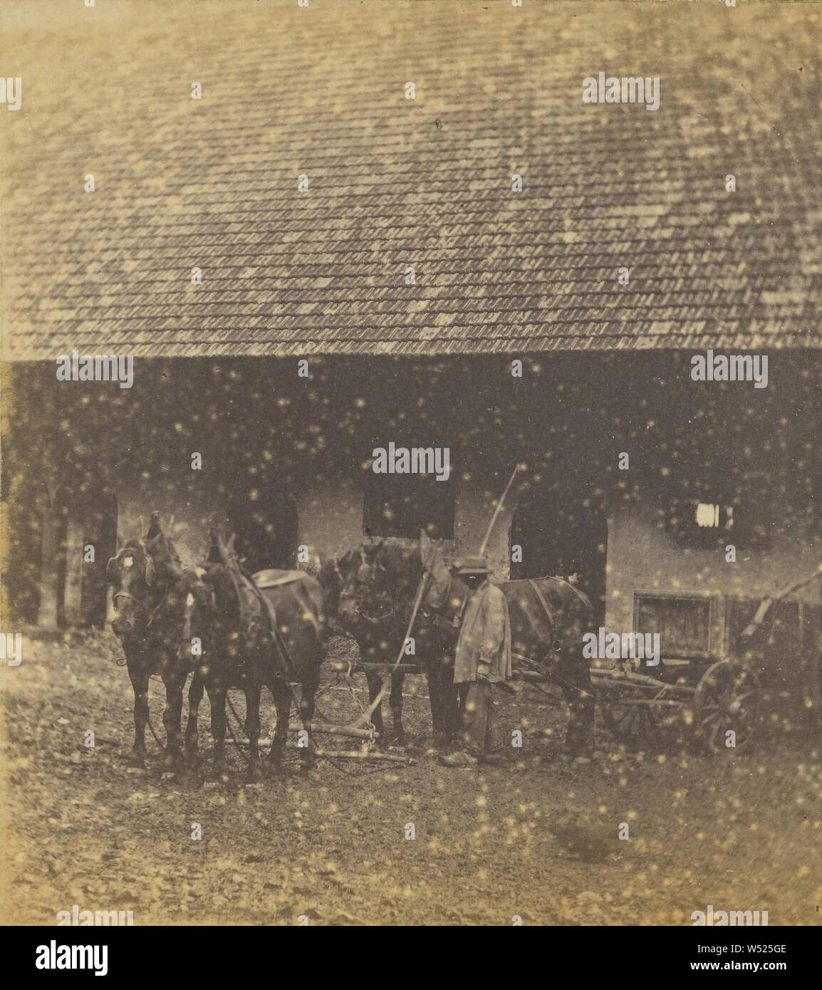 L'homme paysan en chapeau de paille en face de grand bâtiment avec toit  proéminent, chariot tiré par des chevaux à côté, Adolphe Braun (Français,  1812 - 1877), vers 1865, à l'albumine argentique