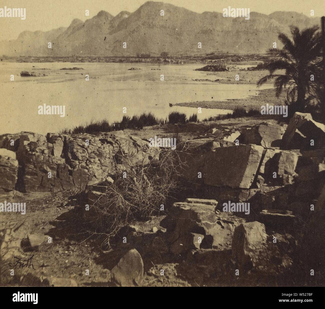 Les piles de roches près de plan d'eau, palmier à droite, Francis Frith (anglais, 1822 - 1898), 1856-1857, à l'albumine argentique Banque D'Images