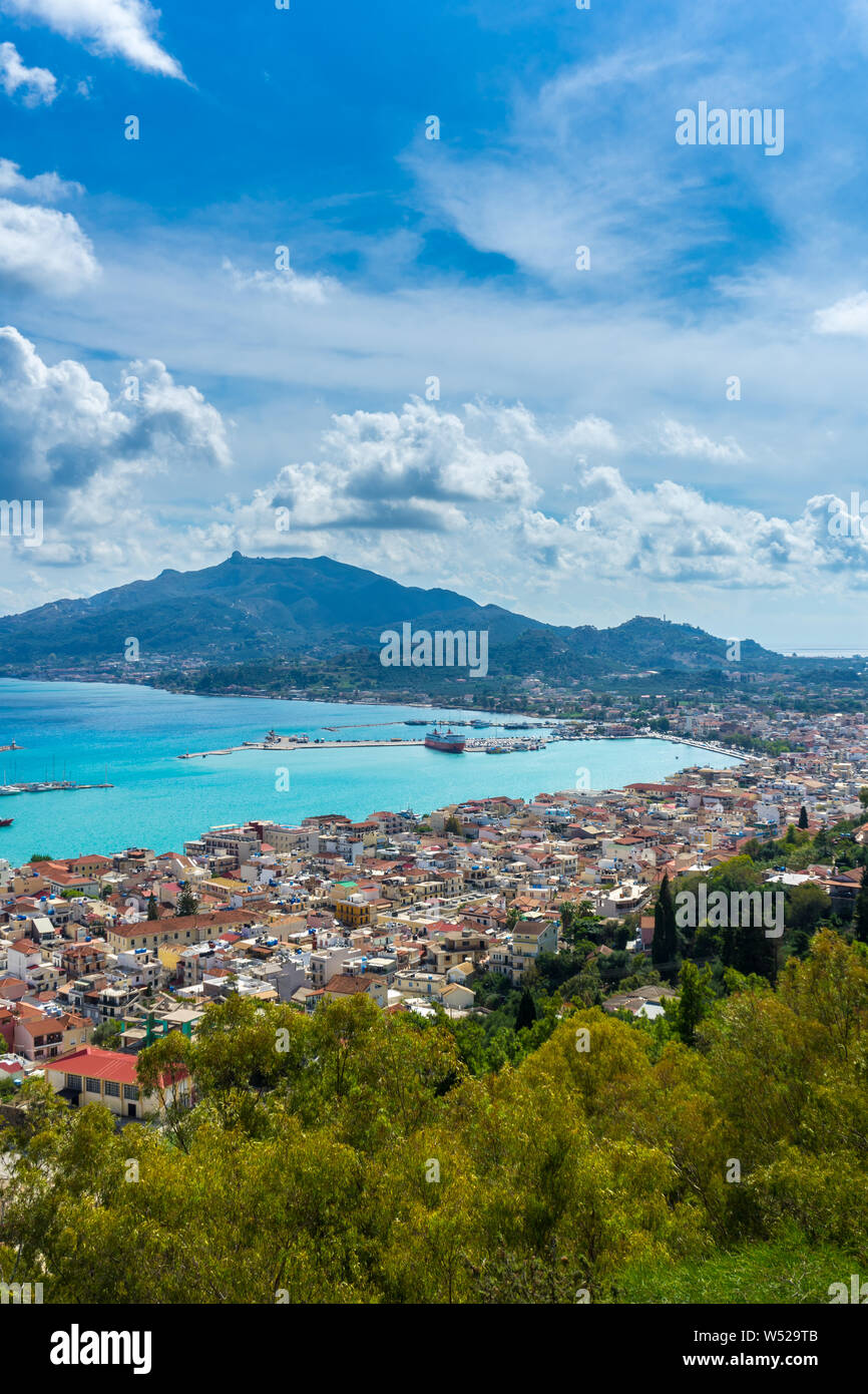 Grèce, Zante, Montagnes, port et maisons de la ville de Zakynthos perspective aérienne Banque D'Images