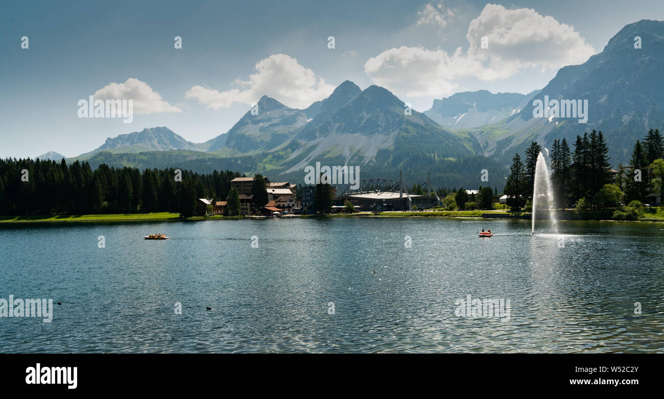 Arosa, GR / Suisse - 24. Juillet, 2019 paysage : vue sur le lac et la ville d'Arosa dans les Alpes Suisses Banque D'Images