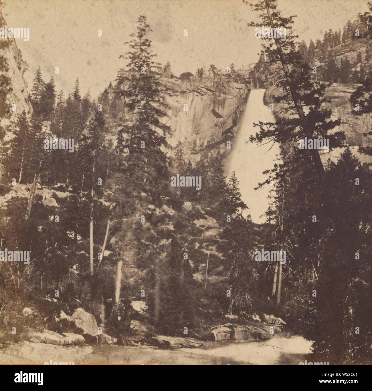 Yo-wi-ye Nevada fall 700 pieds, Eadweard J. Muybridge (Américain, né en Angleterre, 1830 - 1904), 1868, à l'albumine argentique Banque D'Images