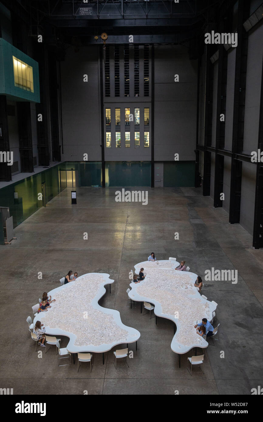 Londres, Royaume-Uni. 26 juillet, 2019. "L'évolution structurelle des cubes projet'. Une tonne de briques Lego dans la Turbine Hall de la Tate Modern. Pour trois semaines cet art interactif gratuit va évoluer et se développer en tant que visiteurs construire leur vision de l'architecture d'une future ville. Credit : Tommy Londres/Alamy Live News Banque D'Images