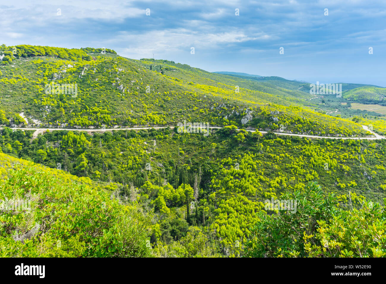 Grèce, Zante, Courbe route de montagne par le biais de paradis vert comme les montagnes et les vallées Banque D'Images
