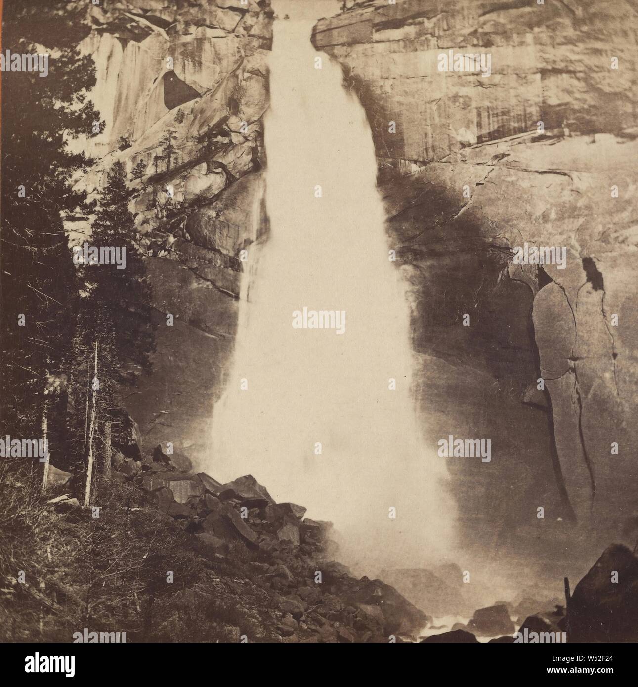 Yowiye, ou le Nevada Fall, 700 pieds, Yosemite Valley, comté de Mariposa, calcarea, Carleton Watkins (américain, 1829 - 1916), d'impression par I. W. Taber (américain, 1830 - 1912), vers 1870, à l'albumine argentique Banque D'Images