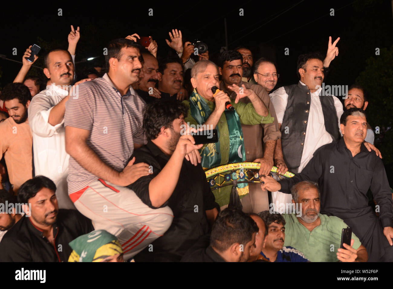 Shahbaz Sharif, Vice-président de la Ligue musulmane du Pakistan - Nawaz (PML-N) et frère de l'ancien premier ministre Nawaz Sharif des gestes aussi il parle de supporters lors d'un meeting de protestation Imran Khan à Lahore. Des milliers de partisans de Pakistans d'opposition le 25 juillet, dans les rues comme ils ont observé "Jour noir", un an après l'élection qui a porté le cricket-devenu politicien Iman Khan au pouvoir. Khan a fait face à la colère grandissante des partis d'opposition qui accusent le gouvernement de l'économie chancelante, l'inflation et du chômage dans le pays. (Photo par Rana Sajid Hussain/Pac. Banque D'Images