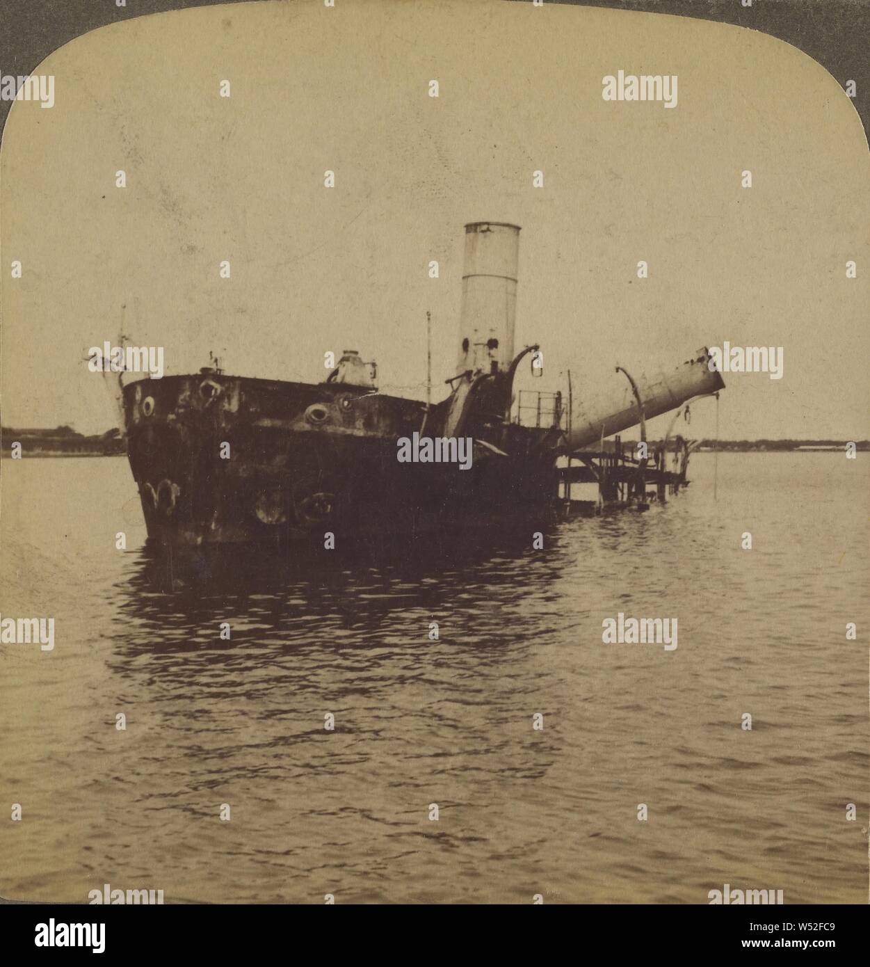 Un navire qui a obtenu en ligne de tir de Dewey - Navire de guerre espagnol Reina Cristina, la baie de Manille, Underwood & Underwood (américain, 1881 - 1940), 1899, à l'albumine argentique Banque D'Images