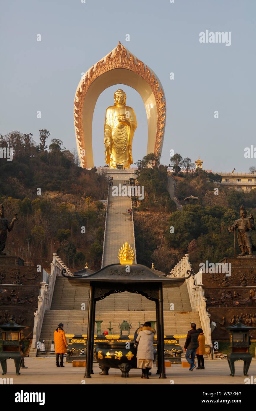 La statue du Bouddha Donglin est vue à la Temple de Donglin Xingzi county, ville, est de la Chine dans la province de Jiangxi, du 24 janvier 2019. Le bronze Banque D'Images