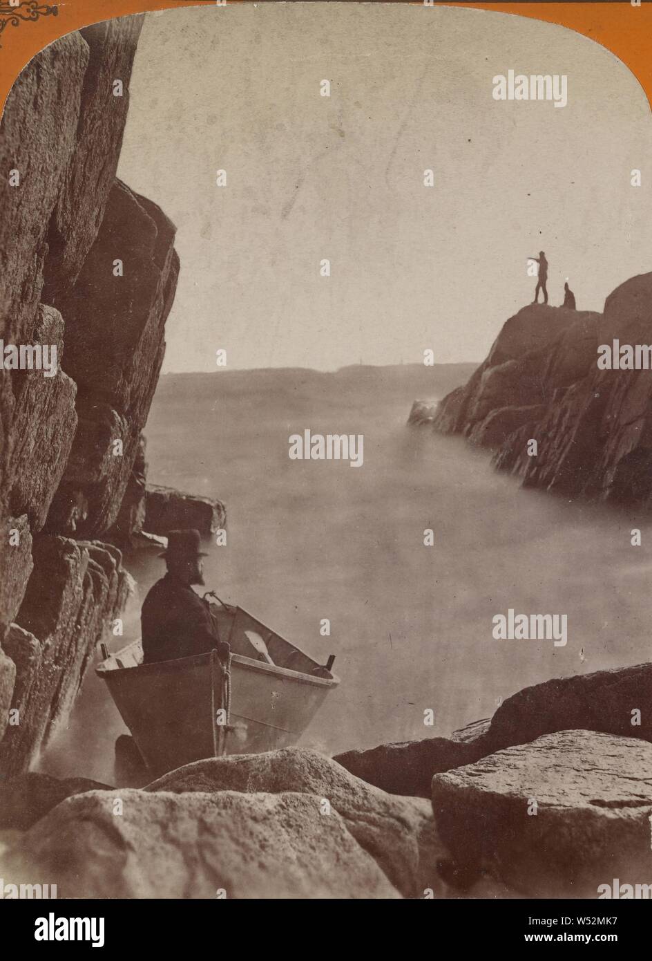 Homme assis dans la barque, déposée dans les roches, plus deux personnes sur les falaises au Ocean View ou Chalybeate Springs, Pigeon Cove, Massachusetts, C.E. Cook (États-Unis, Actif 1870 - 1900), vers 1890, à l'albumine argentique Banque D'Images