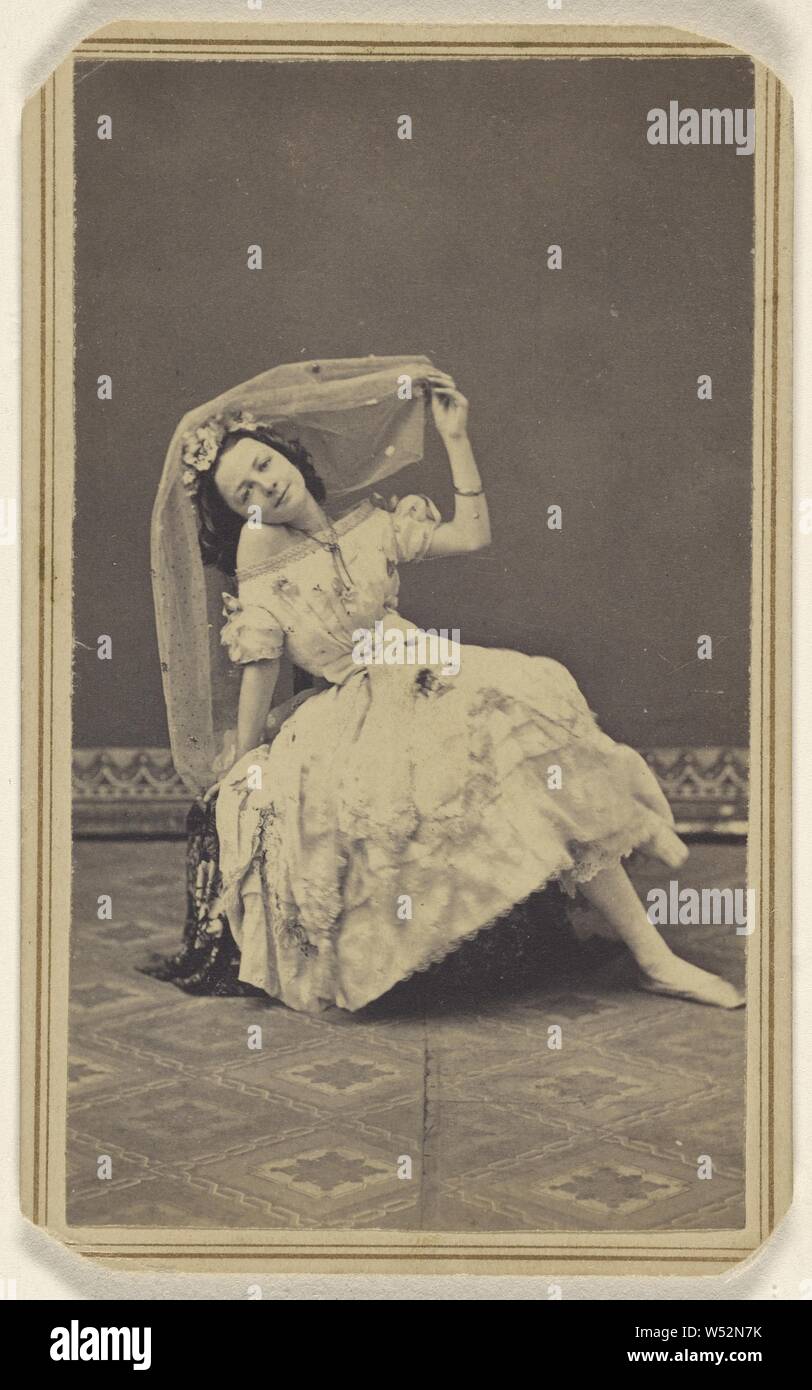 Danseuse non identifiés posés sur un brodé portant un voile sur sa tête, S.G. Sheaffer & Company, vers 1870, à l'albumine argentique Banque D'Images