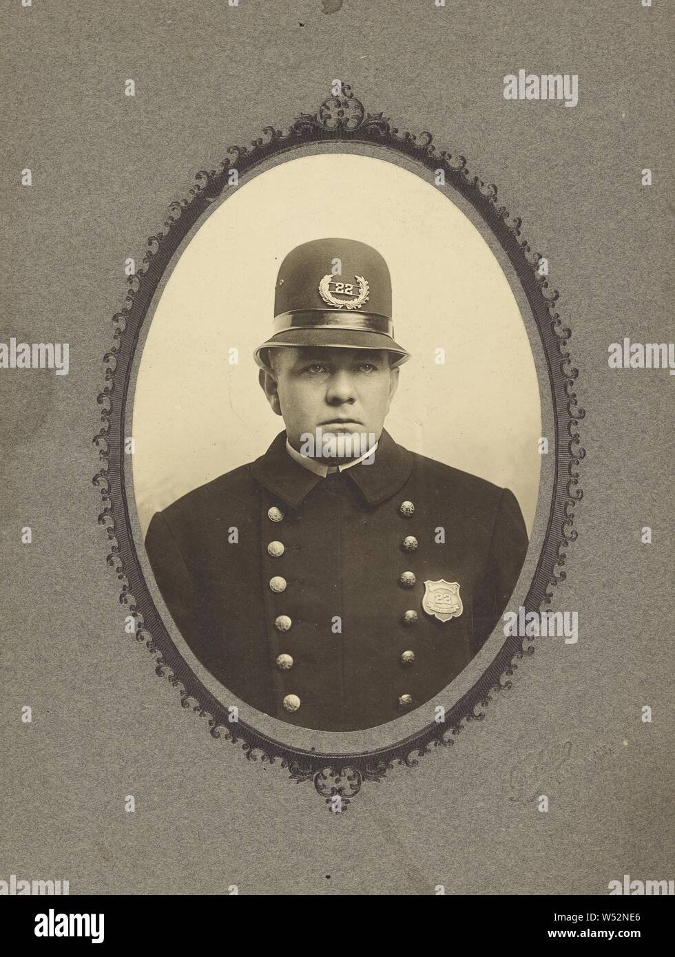 Portrait de policier, Fudge (États-Unis, actif à Elmira, New York 1880), Elmira, New York, United States, vers 1882, Tirage argentique, 12,6 × 8,8 cm (4 15/16 x 3 7/16 in Banque D'Images