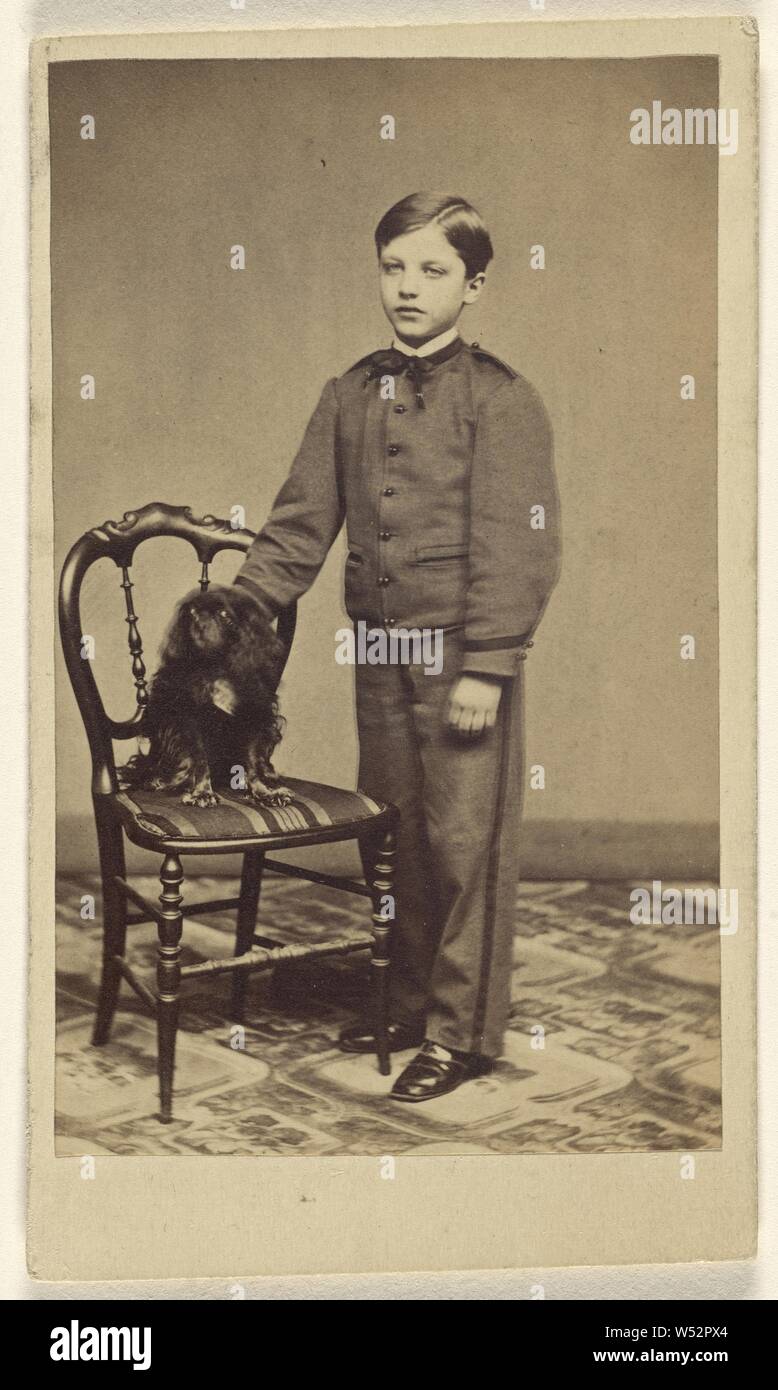 Petit Garçon non identifié, avec un peu de chien noir assis sur une chaise, Auguste Morand (États-Unis, actif à Brooklyn, New York 1840 - 1860), 1865-1870, à l'albumine argentique Banque D'Images