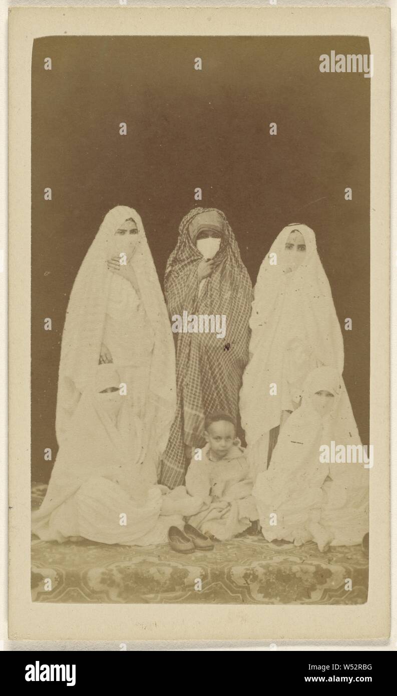 Trois femmes portant le voile, debout avec un peu dévoilée girl, assis à leurs pieds, Claude-Joseph Portier (Français, 1841 - 1910), 1870-1875, à l'albumine argentique Banque D'Images