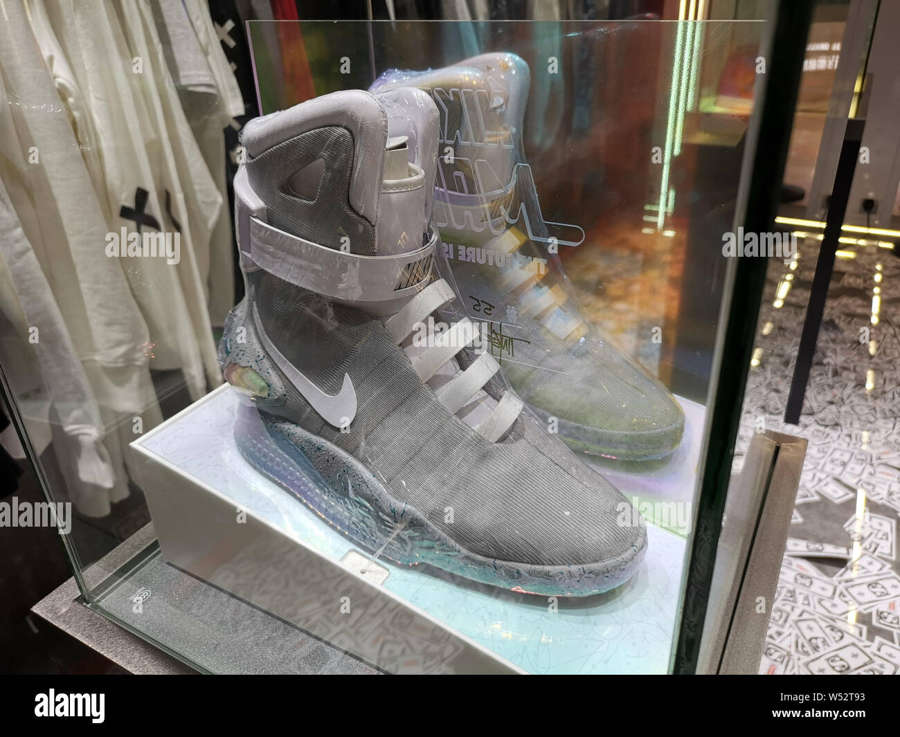 Une paire de Nike en édition limitée de l'auto-laçage 'Back to the Future'  chaussures est affiché dans un magasin à Wuhan, province du Hubei en Chine  centrale, 13 Janu Photo Stock -