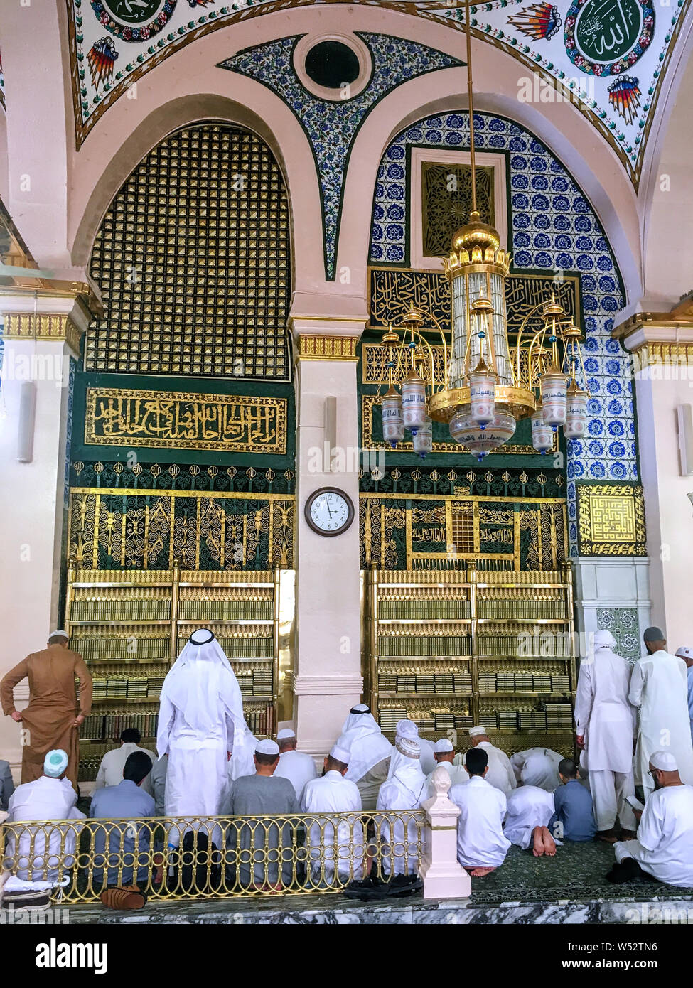 MEDINA, l'ARABIE SAOUDITE - le 24 juin 2019 : Les Musulmans non identifiés en adoration devant le tombeau du Prophète de l'Islam Muhammad le 24 juin 2019 à Madina Banque D'Images