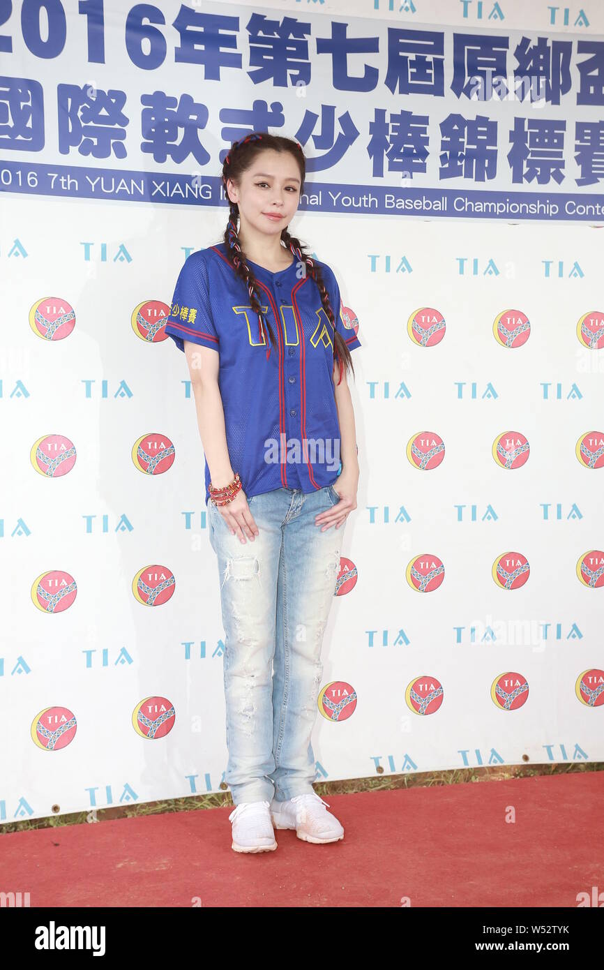 L'actrice taïwanaise Vivian Hsu participe à un championnat de baseball de la jeunesse à Taipei, Taiwan, le 2 août 2016. Banque D'Images