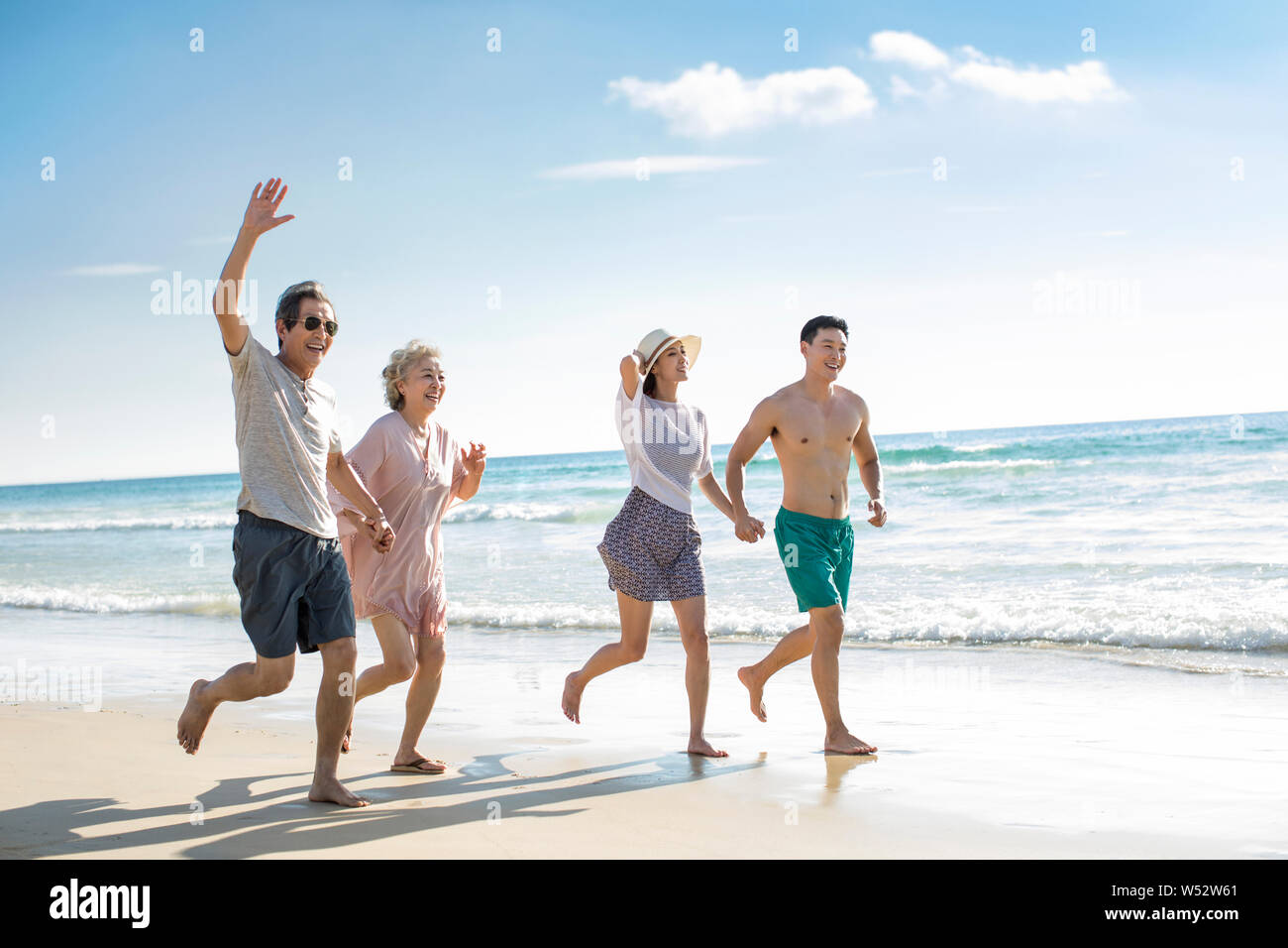 Happy Family running on beach Banque D'Images