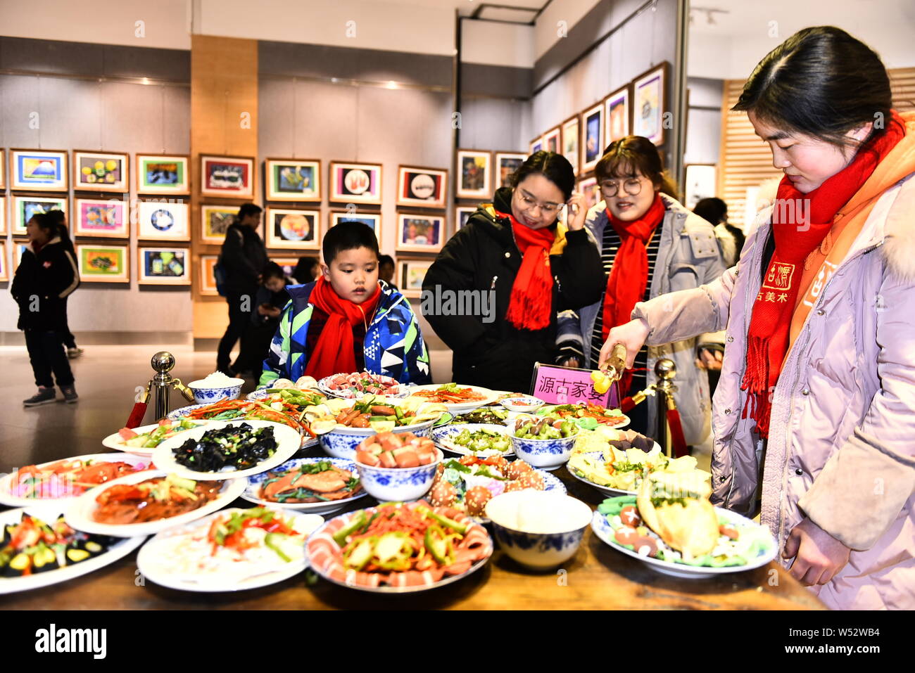 Le Festival de Printemps les capsules en argile polymère lors d'une exposition à la galerie Laishaoqi ville de Hefei, Chine de l'est l'Anhui province, 25 Banque D'Images