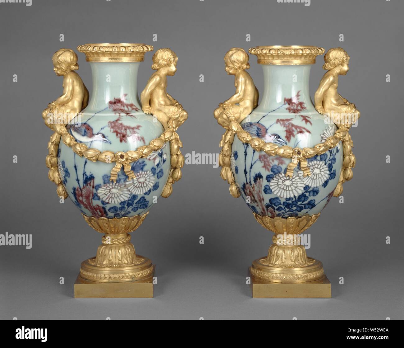 Paire de vases en porcelaine, Inconnu, milieu des années 1700, se monte à 1775, Porcelaine, couleurs sous glaçure, overglaze, décoration et émail doré-bronze mounts Banque D'Images