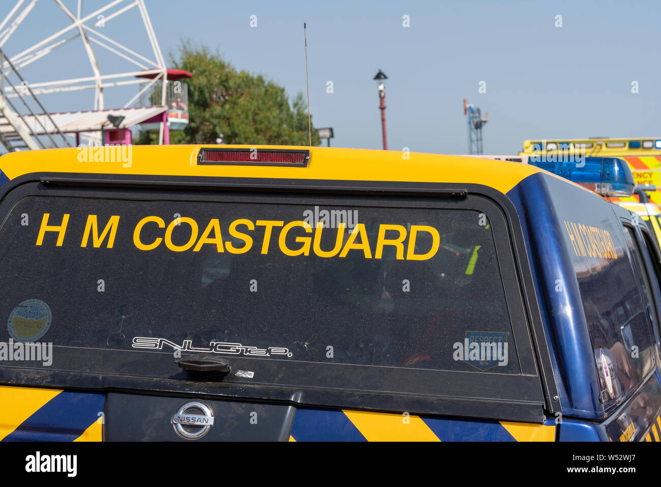 HM Coastguard véhicule d'urgence à un incident avec une ambulance au secteur de l'Île Aventure de Southend on Sea, Essex, Royaume-Uni le jour de l'année la plus chaude Banque D'Images