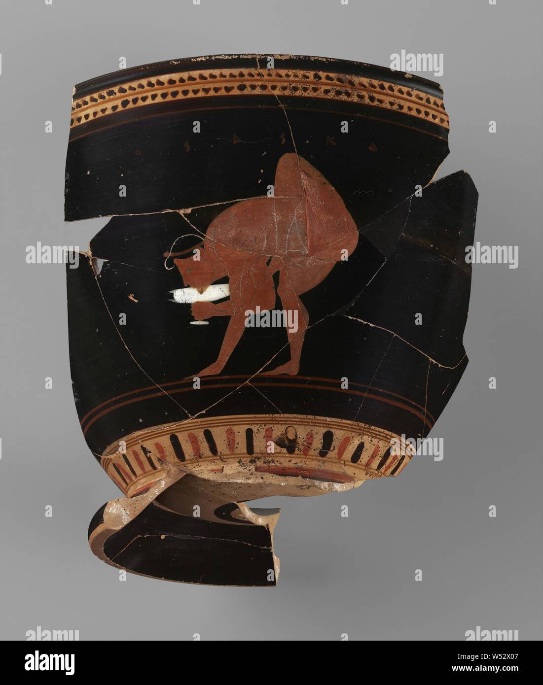 Skyphos fragmentaires, attribué à près de la peintre Theseus (Grec (Grenier), actif sur 510 - environ 490 B.C.), attribuée à la classe Heron (étrusque, 680 660 actifs - C.-B.), Athènes, Grèce, environ 500 avant J.-C., terre cuite, 15,8 × 12 × 14 cm (6 1/4 x 4 3/4 x 5 1/2 po Banque D'Images