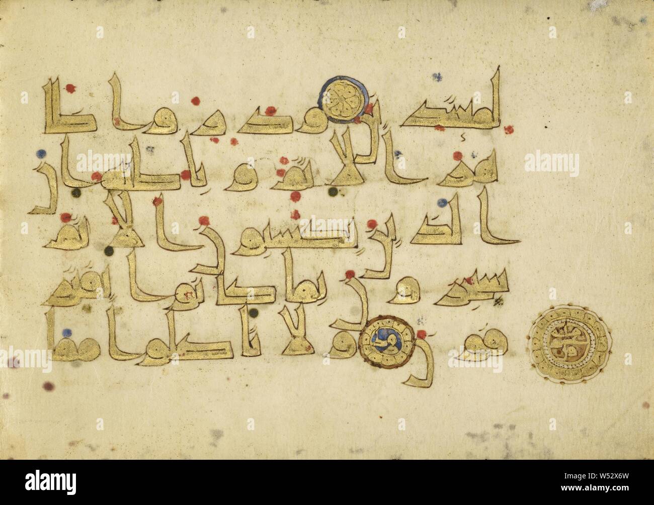 Coran Page, inconnu, peut-être Kairouan, Tunisie, 9e siècle, plume et encre,  l'or de la peinture et de la tempera couleurs, feuilles : 14,4 × 20,8 cm (5  11/16 x 8 3/16 in Photo Stock - Alamy
