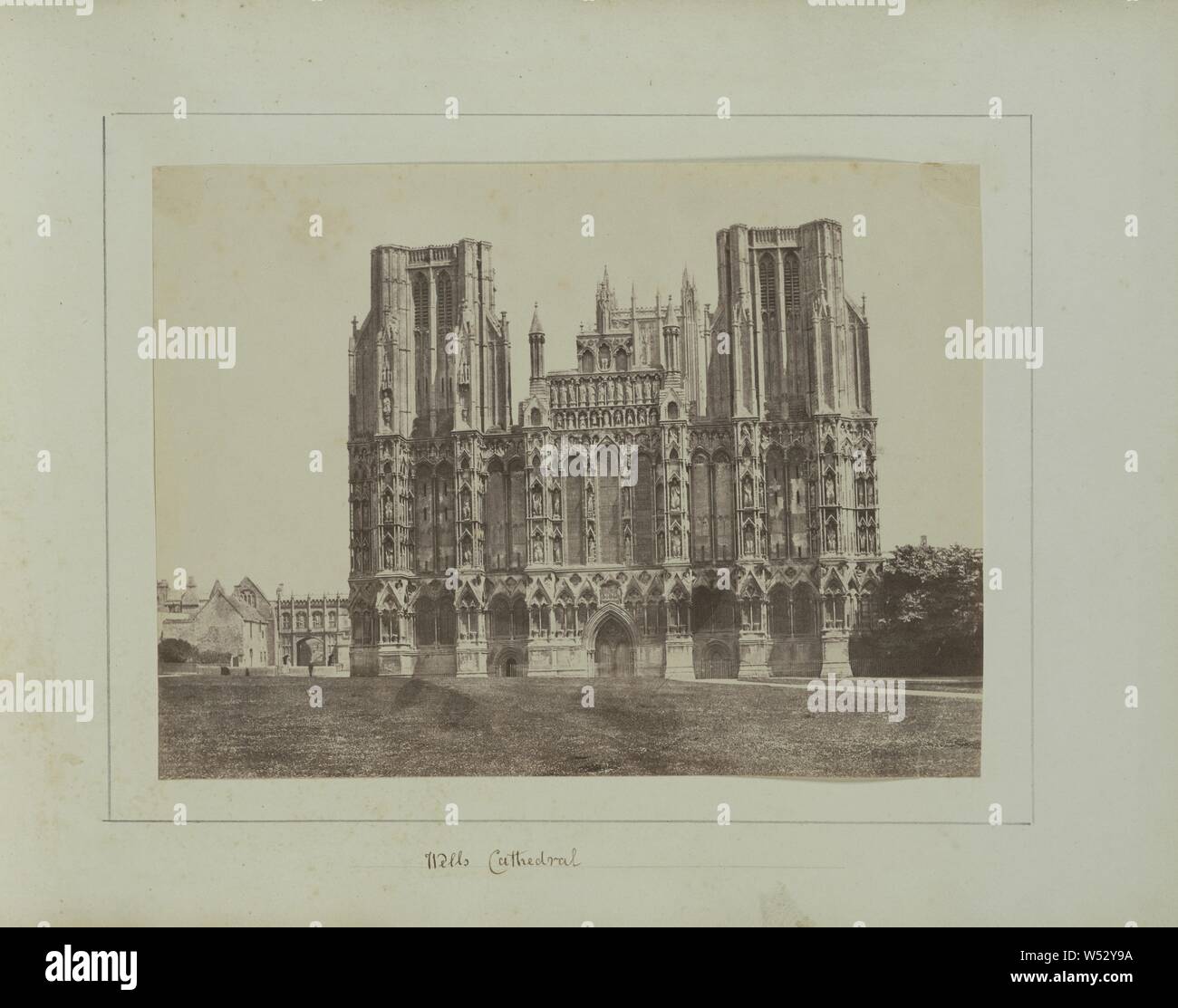 La cathédrale de Wells, John Wheeley Gutch Gough (Grande-Bretagne, 1806 - 1862), Wells, Somerset, Angleterre, à propos de 1857 - 1858, sur papier salé, d'impression 14,9 × 20,1 cm (5 7/8 x 7 15/16 in Banque D'Images