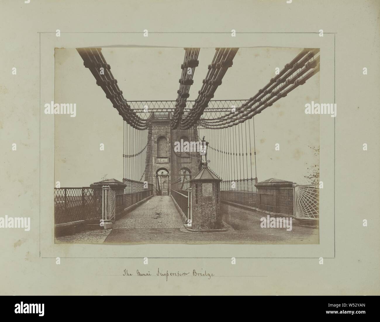 Le Pont Suspendu de Menai, John Wheeley Gutch Gough (Grande-Bretagne, 1806 - 1862), Anglesey, Pays de Galles, 1857, impression sur papier salé, 14,9 × 20,2 cm (5 7/8 x 7 15/16 in Banque D'Images