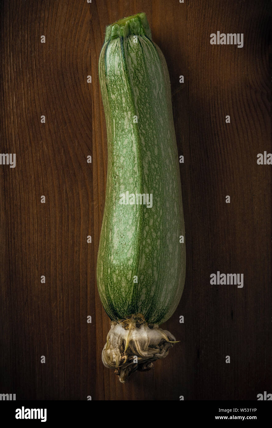 Still Life photo d'une courgette sur une table en bois avec vignette noir border Banque D'Images