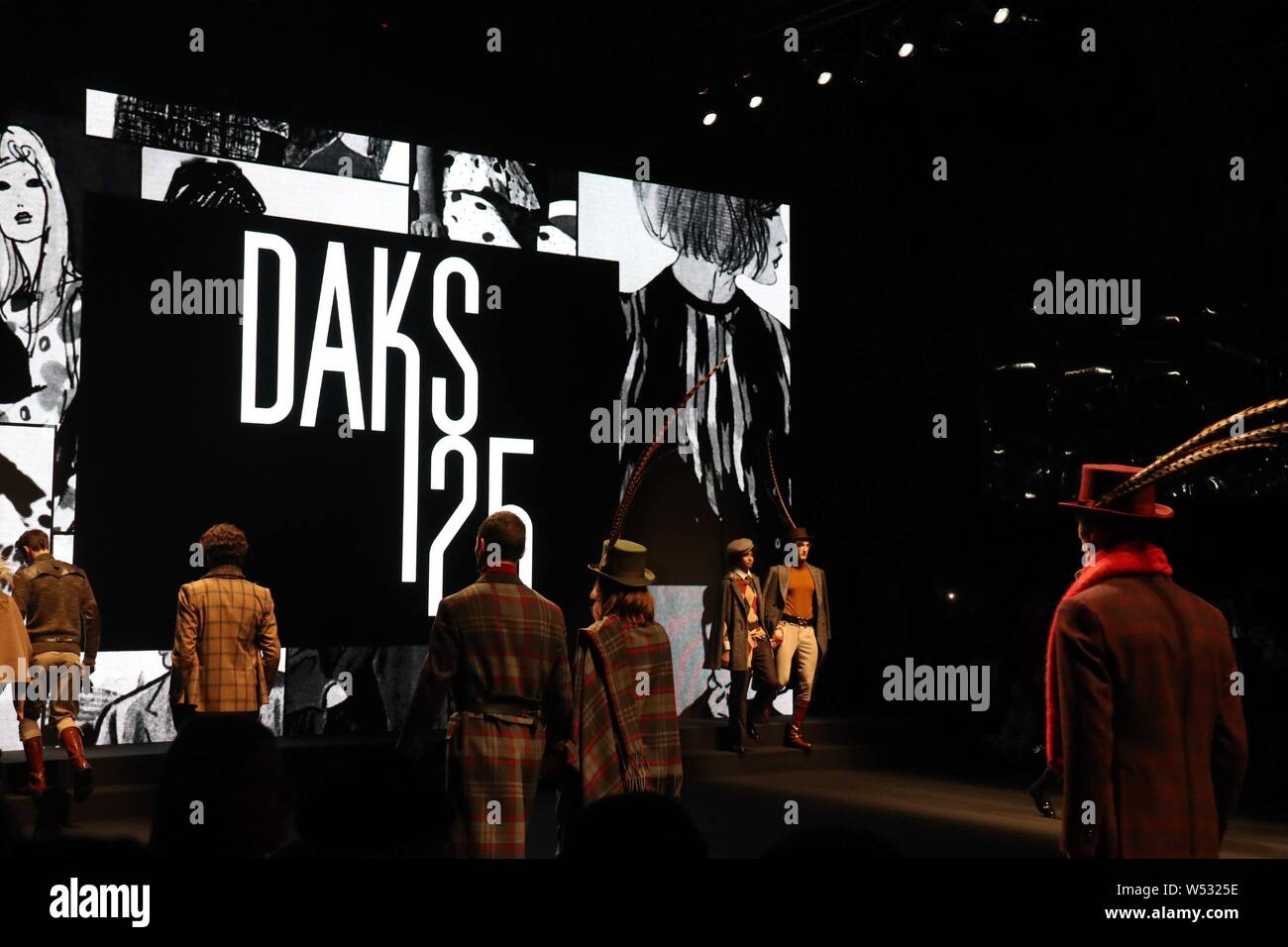 Modèles affichent de nouvelles créations au défilé Daks Milan pendant la Semaine de la mode pour hommes automne/hiver 2019 à Milan, Italie, 13 janvier 2019. Banque D'Images