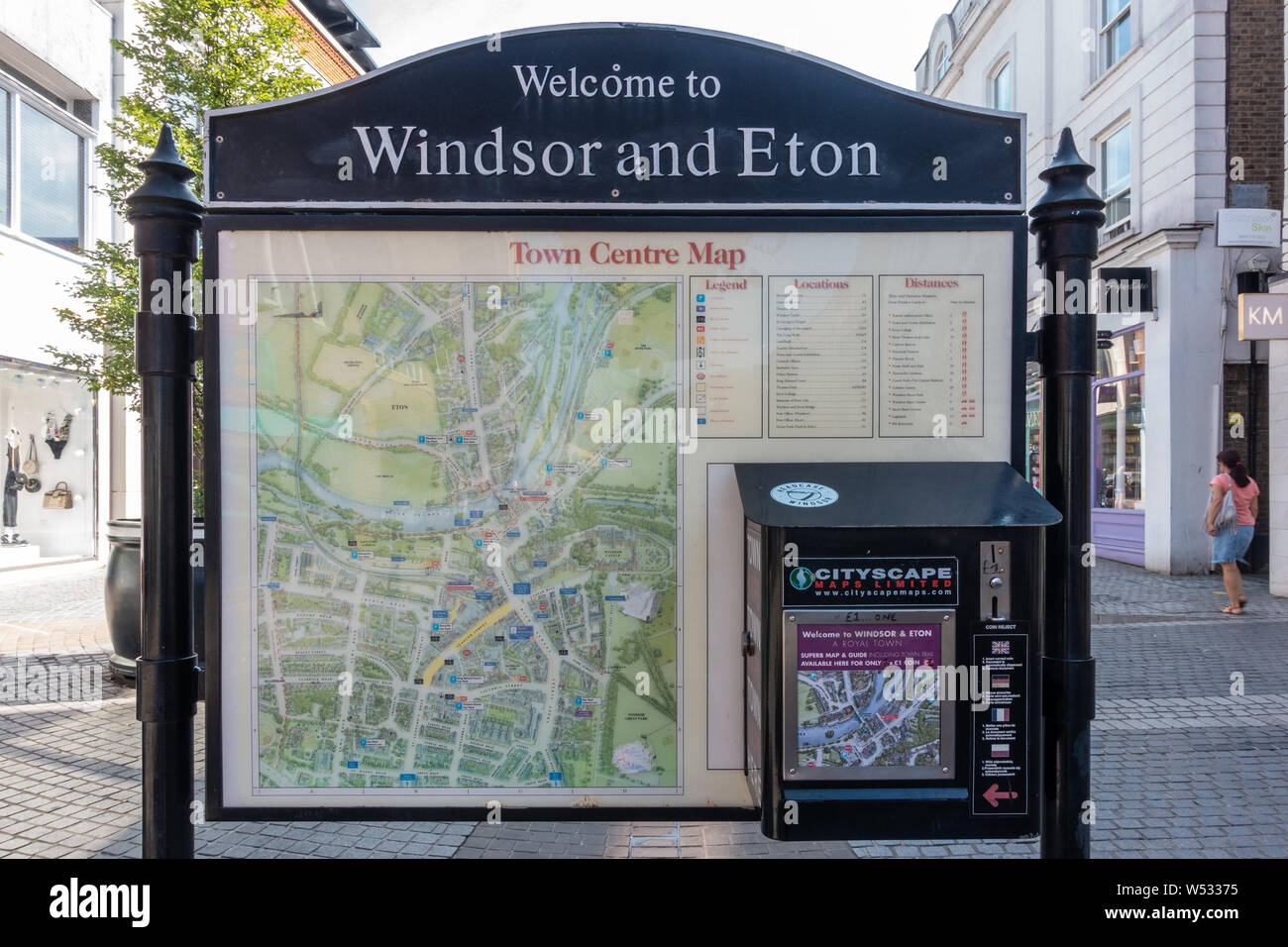 Une carte de Winsor centre ville dans la rue Peascod avec une distribution automatique des guides touristiques, Banque D'Images