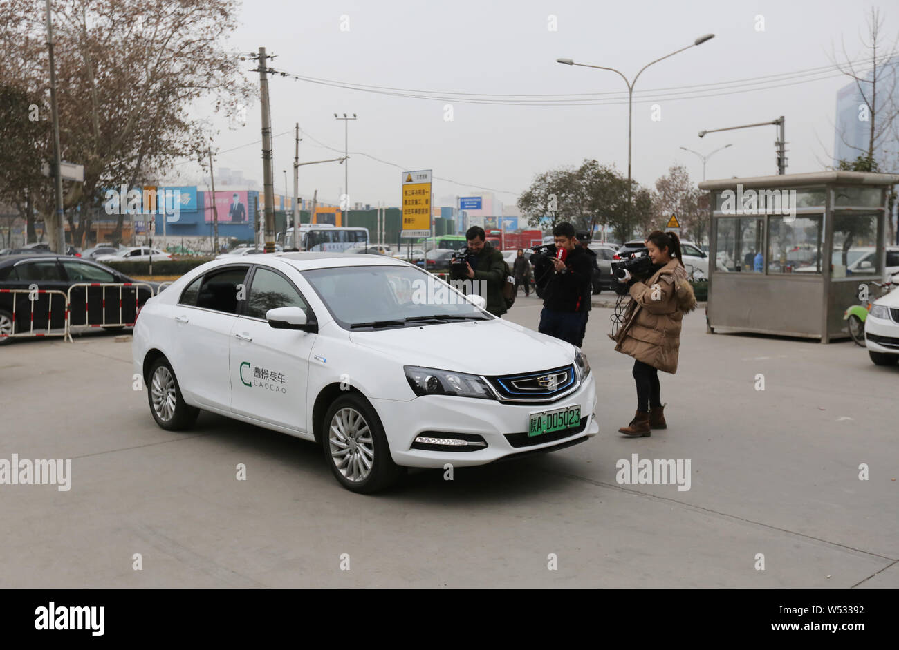 Un conducteur qui a obtenu son permis de taxi-originaire et un service de voiture véhicule délivré par l'administration des services de taxi conduit un taxi-originaire et un service de voiture Banque D'Images