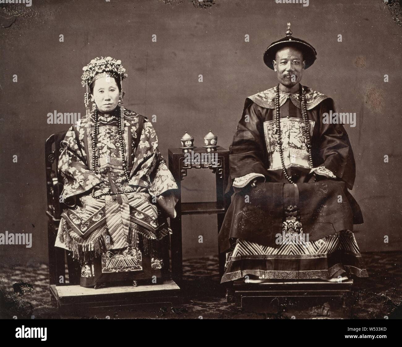 Mandarin dress Banque de photographies et d'images à haute résolution -  Alamy