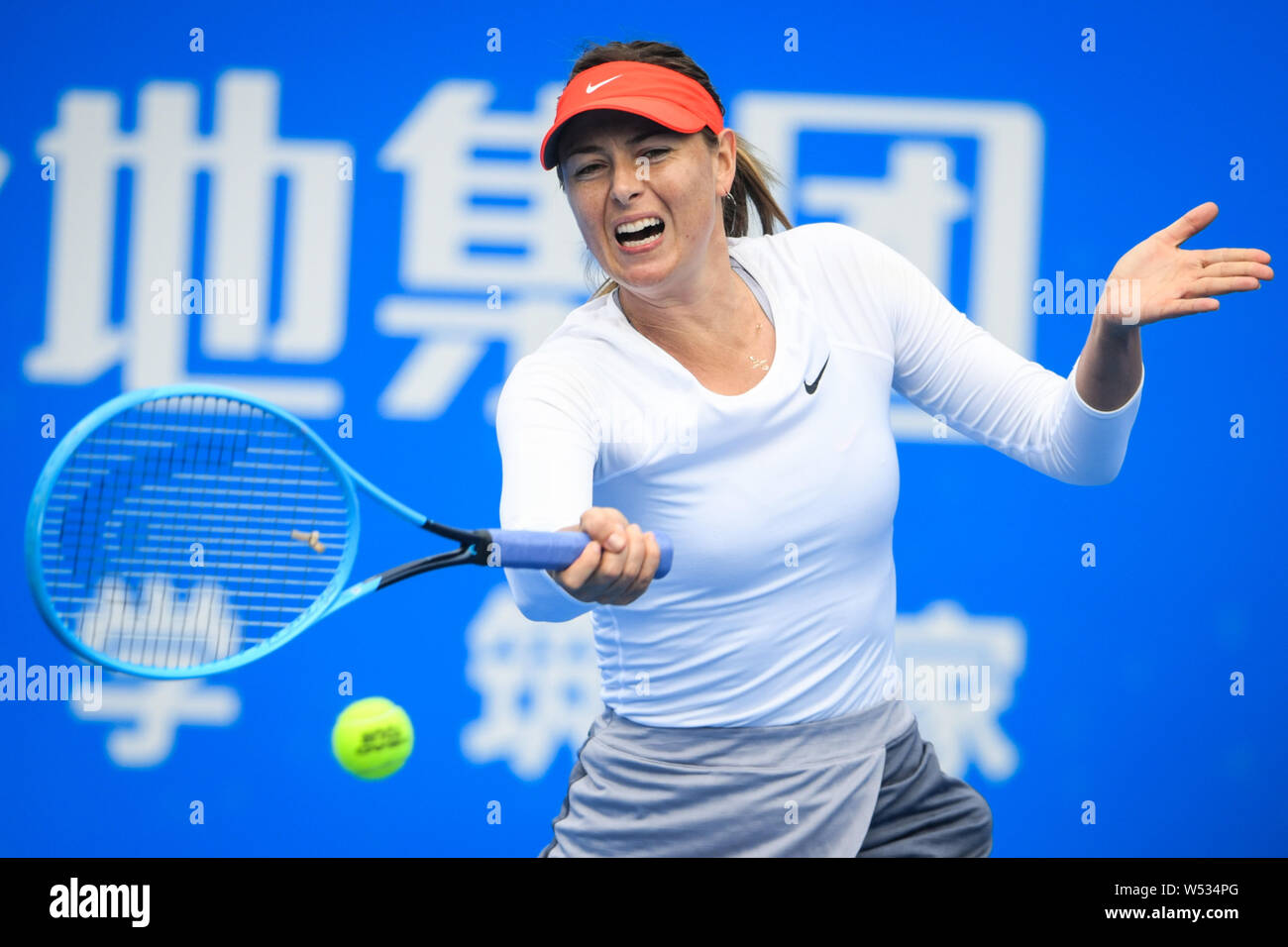 Maria Sharapova de Russie renvoie un shot à Xinyu Wang de Chine dans leur deuxième match du féminin au cours de la WTA 2019 Shenzhen Ouvrir t Banque D'Images