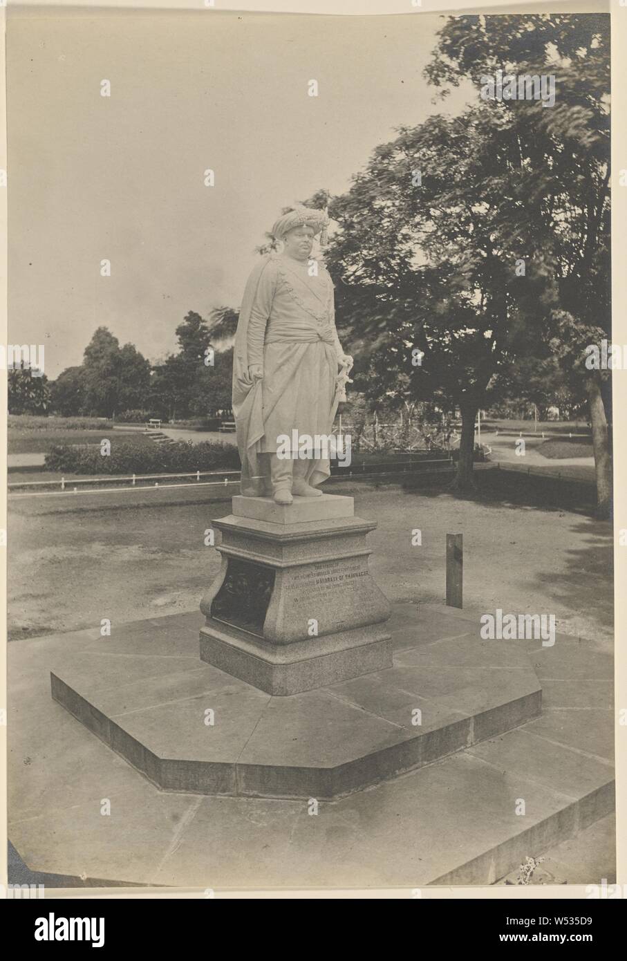 Statue érigée par le peuple de l'appartements à la mémoire de H.H. Dans Takhtsingji le Peiti Gardens, Khanderao R. Naik (Indien, l'Inde Bhaynagar active, 1880), l'Inde, 1886 - 1889, épreuve au platine, 27,3 x 19 cm (10 3/4 x 7 1/2 po Banque D'Images