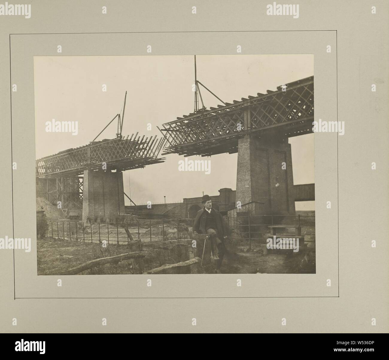Partington - nouveau viaduc ferroviaire sur la Mersey, G. Herbert & Horace C. Bayley, Manchester, Angleterre, négatif, Mai 1891 imprimer 1894, Tirage argentique, 18,7 × 23,8 cm (7 3/8 x 9 3/8 in. Banque D'Images