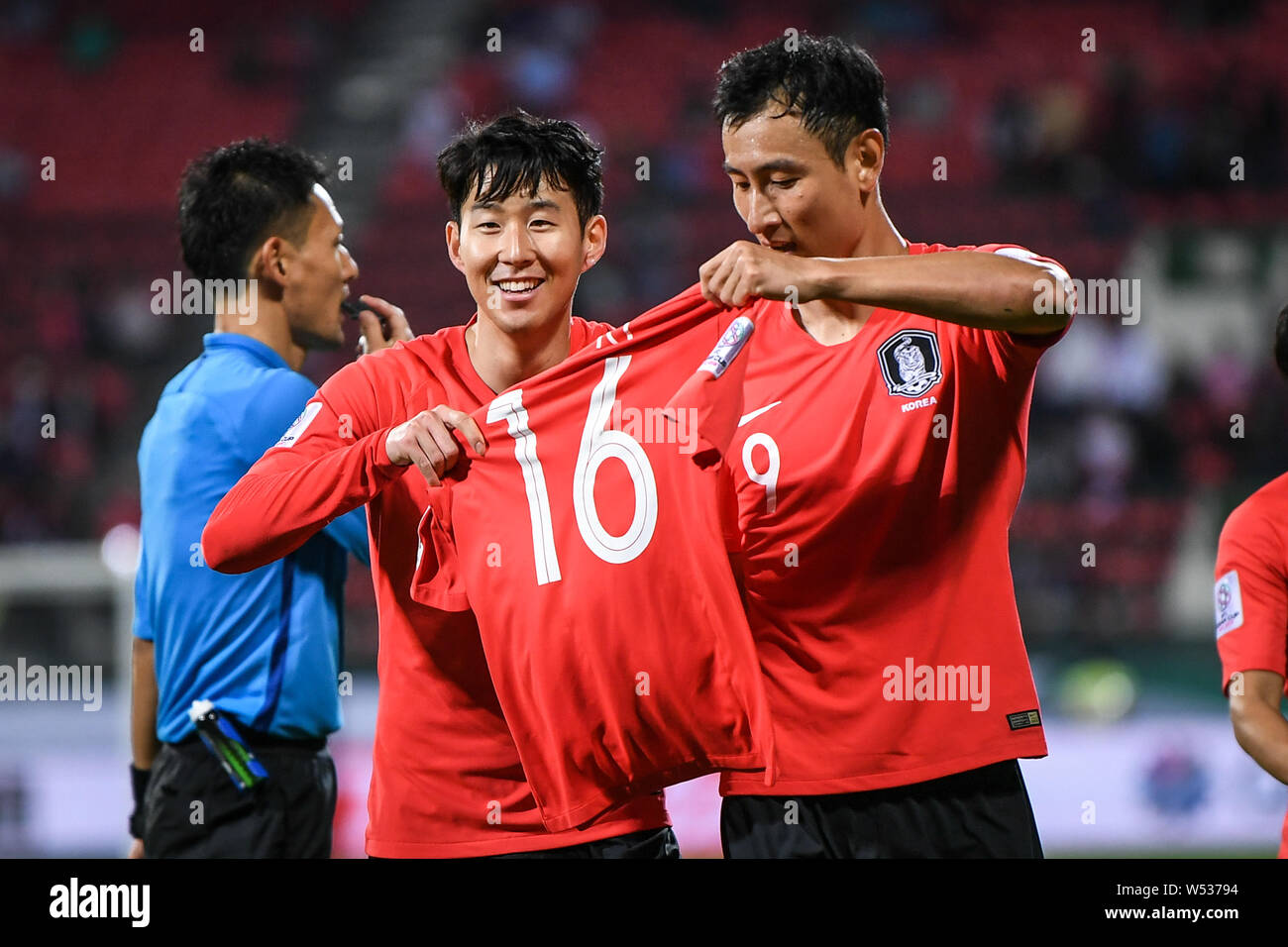 Ji Dong-won, droite, et Son Fils Heung-min de Corée du Sud, le 16 shirt de Ki Sung Yueng-blessés après auteurs un but contre Bahreïn dans la série o Banque D'Images