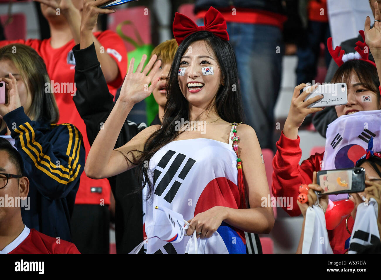 Un fan de football sud-coréen portant le drapeau national de la Corée du Sud pour appuyer l'équipe nationale de football à la ronde de 16 match entre l'Kore Banque D'Images